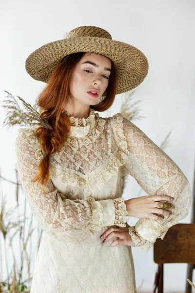  kadın şapka ve vintage elbise