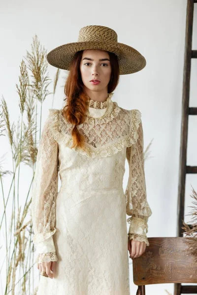 Mujer en sombrero y vestido vintage —  Fotos de Stock