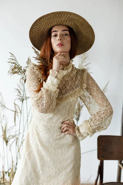Kvinna i vintage stil klänning — Stockfoto