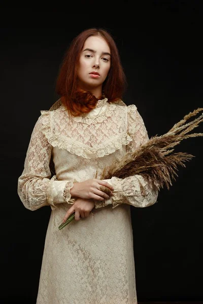 Woman holding dry reed — Stock Photo, Image