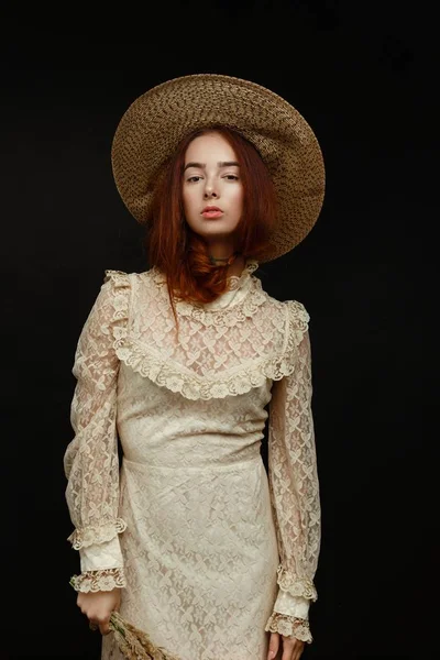 Şapkalı genç kadın. 