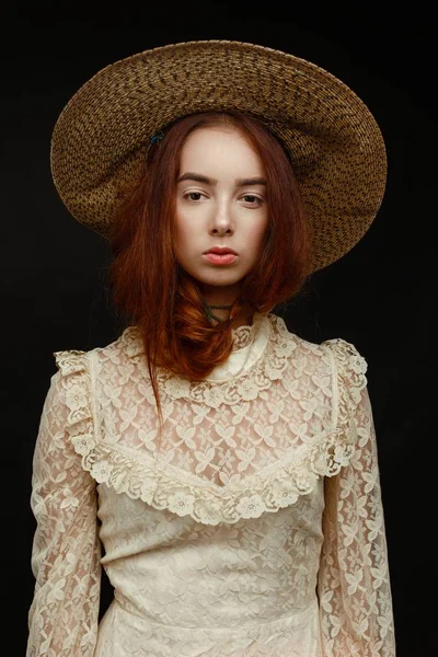 Jovem mulher de chapéu — Fotografia de Stock