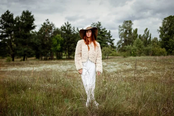 Şapkalı şık genç kadın