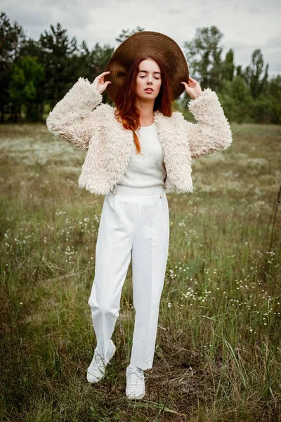 Şapkalı şık genç kadın