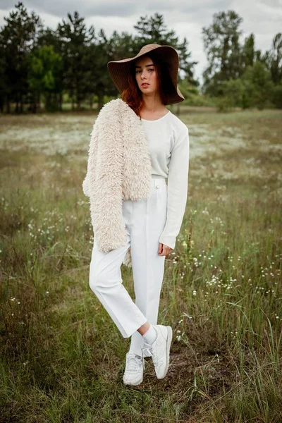 Şapkalı şık genç kadın