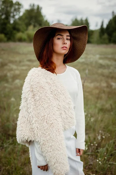 Mujer joven con estilo en sombrero —  Fotos de Stock