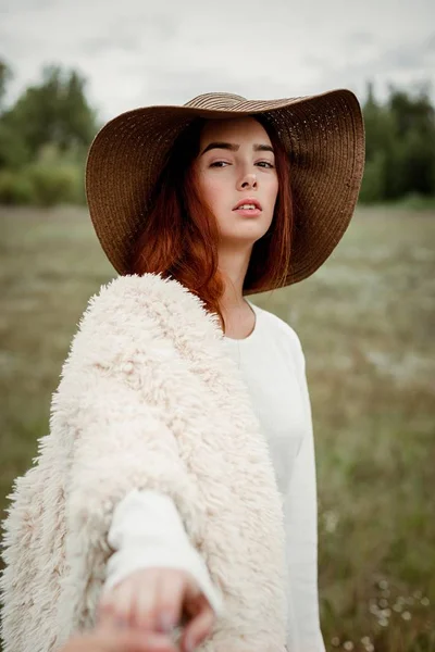 Mujer joven en sombrero —  Fotos de Stock