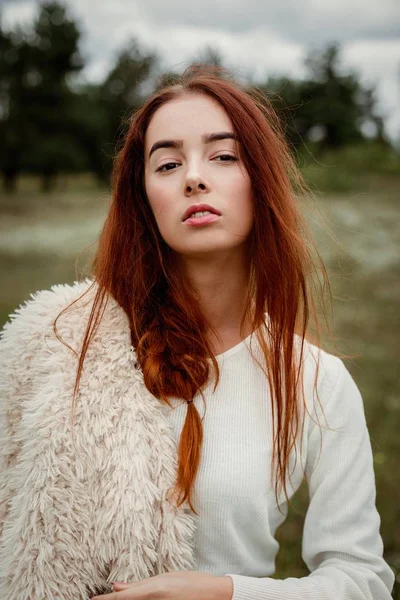 çekici bir kadın açık havada