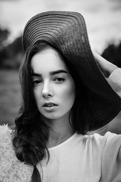 Mujer joven en sombrero — Foto de Stock