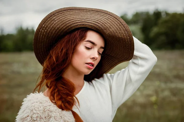 Mujer joven en sombrero —  Fotos de Stock