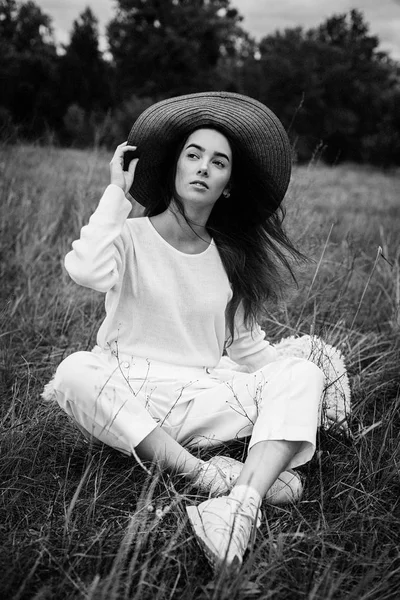 Mujer joven con estilo en sombrero — Foto de Stock