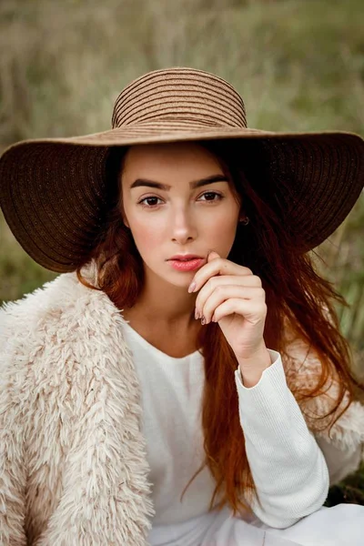 Молодая женщина в шляпе — стоковое фото