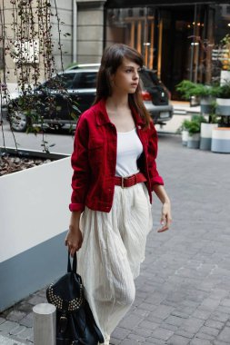 Çekici Genç Kadın