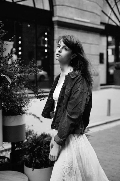 Çekici Genç Kadın