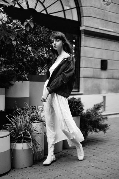 Çekici Genç Kadın