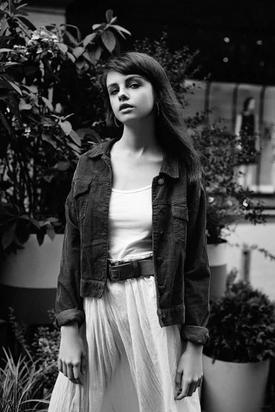 Çekici Genç Kadın