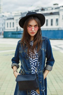 Çekici Genç Kadın