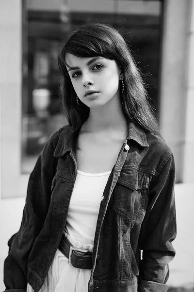 Çekici Genç Kadın