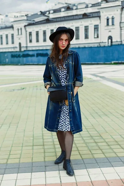 Çekici Genç Kadın