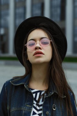 kadın şık gözlük ve şapka