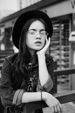 kadın şık gözlük ve şapka