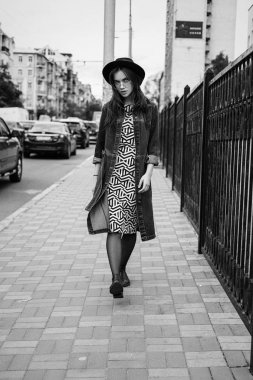 Sokakta yürüyen kadın 