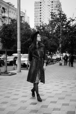 Sokakta yürüyen kadın 