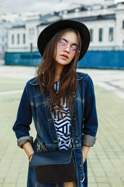 Woman in stylish glasses and hat — Stock Photo, Image