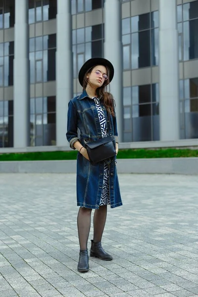 Çekici Genç Kadın