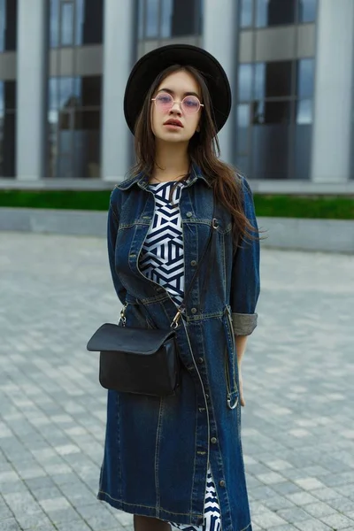 Çekici Genç Kadın