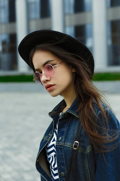 Femme dans des lunettes élégantes et chapeau — Photo