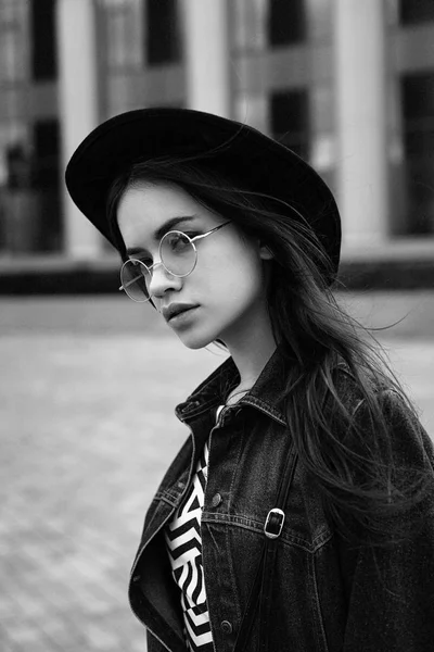 Vrouw in stijlvolle bril en muts — Stockfoto