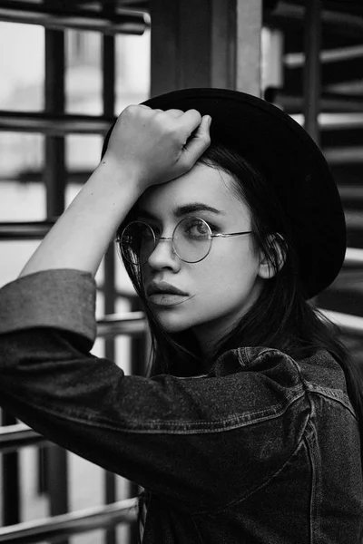 Mujer en gafas y sombrero con estilo — Foto de Stock