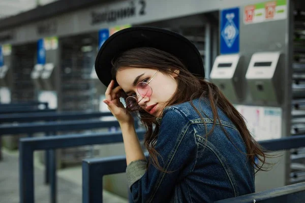 Femme dans des lunettes élégantes et chapeau — Photo