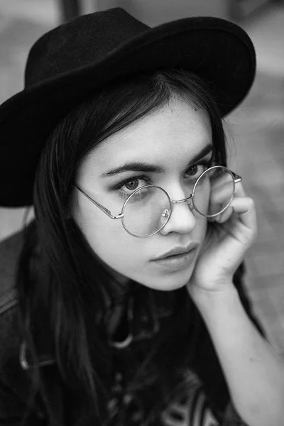 Vrouw in stijlvolle bril en muts — Stockfoto