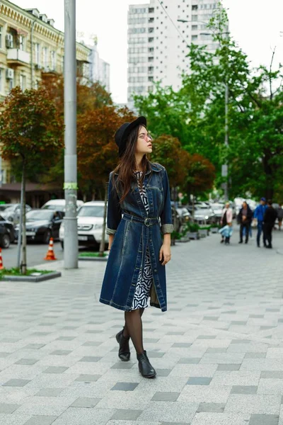 Femme marchant dans la rue — Photo