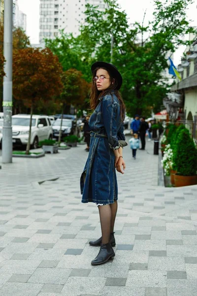 Çekici Genç Kadın