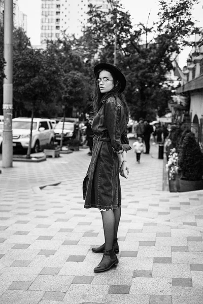 Çekici Genç Kadın