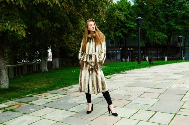 Kürklü Genç Kadın 