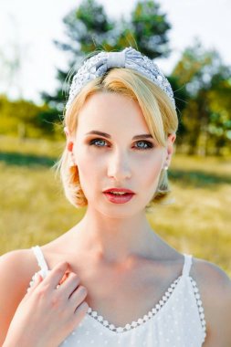 retro tarzı headdress kadında