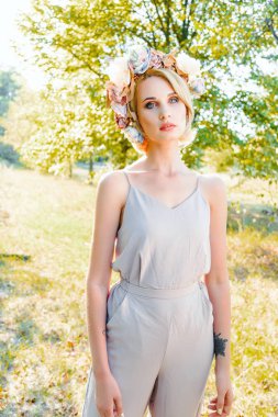 Yaz parkında poz veren kadın 