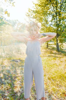 Yaz parkında poz veren kadın 