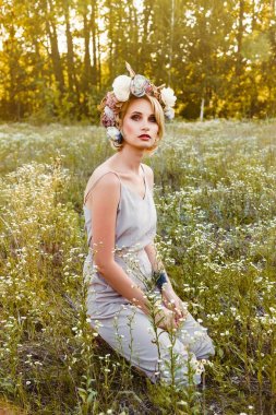 Yaz parkında poz veren kadın 