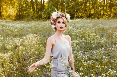 Yaz parkında poz veren kadın 