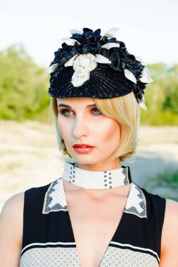 retro tarzı headdress kadında