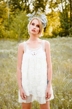 Yaz parkında poz veren kadın 