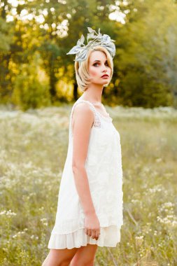 Yaz parkında poz veren kadın 