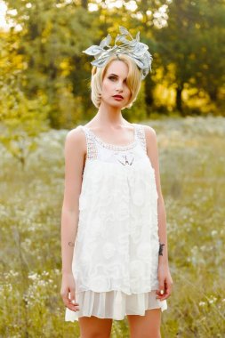 Yaz parkında poz veren kadın 