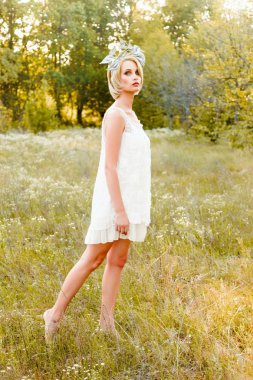 Yaz parkında poz veren kadın 