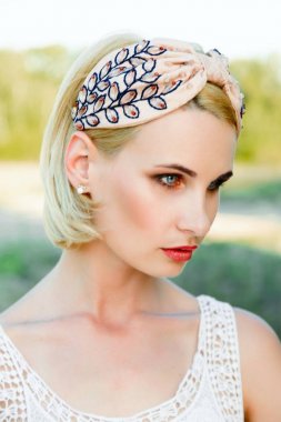 retro tarzı headdress kadında